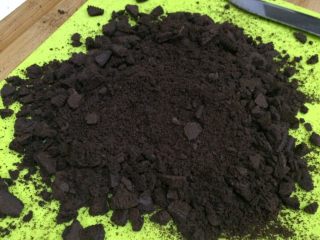 5、奥利奥花生牛轧糖,把饼干弄成小碎块。