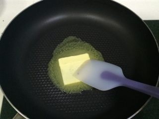6、奥利奥花生牛轧糖,黄油放入不粘锅内，开小火使黄油融化。