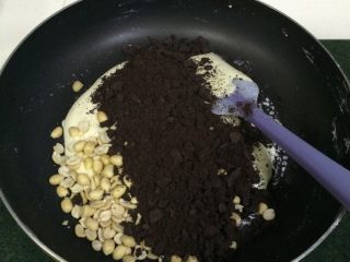 11、奥利奥花生牛轧糖,关火，加入花生和奥利奥饼干碎，迅速翻拌均匀，用手摸着干而不粘手即可。