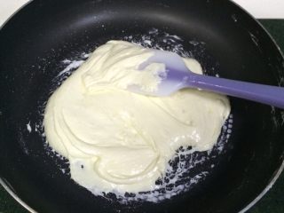 10、奥利奥花生牛轧糖,用刮刀继续搅拌煮至无干粉状态。