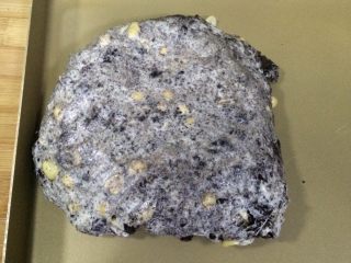 12、奥利奥花生牛轧糖,把牛轧糖团倒在不粘烤盘内整形。