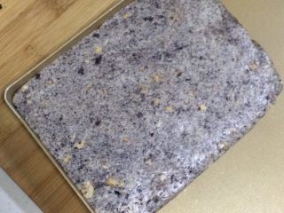 13、奥利奥花生牛轧糖,如果没有不粘盘，可以直接放在油纸上整形的，有擀面杖的话可以直接擀平，边角可以借用刮板整平。