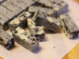 14、奥利奥花生牛轧糖,趁还有点余温的时候，用刀切成1厘米*4厘米的现状。