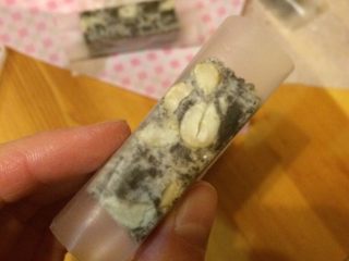 15、奥利奥花生牛轧糖,给牛轧糖包上一张糯米纸。