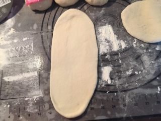 5、热狗面包,将面团擀开，从一边卷起整形