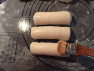 7、热狗面包,刷上蛋液