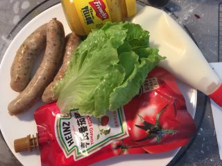 11、热狗面包,准备好其他材料