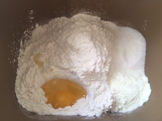 1、全麦吐司,面包桶内加入除黄油跟盐的其他材料