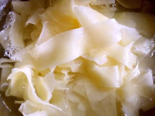 2、凉拌土豆片,用刮皮刀刮土豆片泡水多洗几遍洗去淀粉