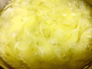 3、凉拌土豆片,水开放入土豆片焯水……切记不要煮的太熟了