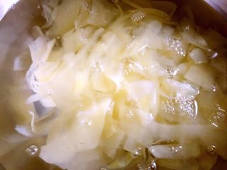 4、凉拌土豆片,捞出过冷水