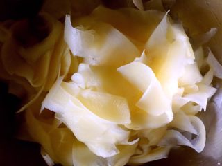 6、凉拌土豆片,放入盆中