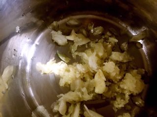 7、凉拌土豆片,另取一碗放入蒜泥