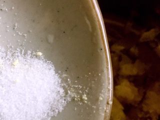 9、凉拌土豆片,放入盐