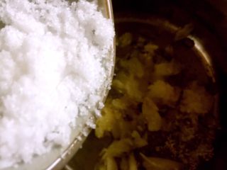 10、凉拌土豆片,放入白糖