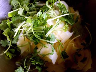 15、凉拌土豆片,香菜切段放入土豆片里