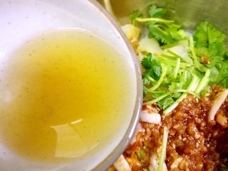 18、凉拌土豆片,炸好的花椒油倒入土豆里