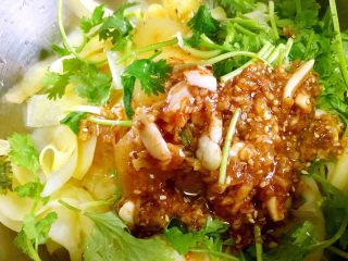 19、凉拌土豆片,拌匀