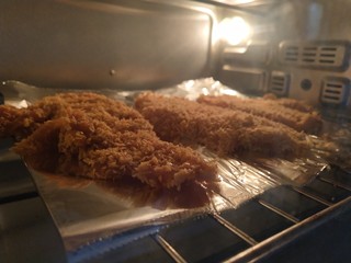 6、水果鸡肉披萨,烤箱预热200度，30分钟。