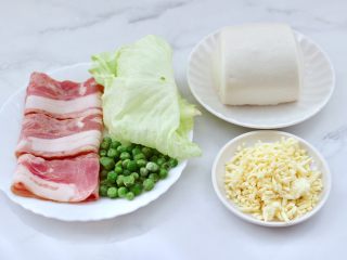 1、逆天好吃的馒头培根时蔬披萨,首先备齐所有的食材，芝士碎提前解冻。