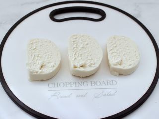 2、逆天好吃的馒头培根时蔬披萨,馒头片用刀切成1.5厘米的厚度。