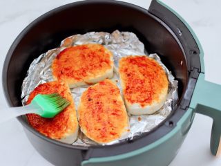 4、逆天好吃的馒头培根时蔬披萨,给馒头片均匀的抹上披萨酱，放入炸锅200度烤3分钟。