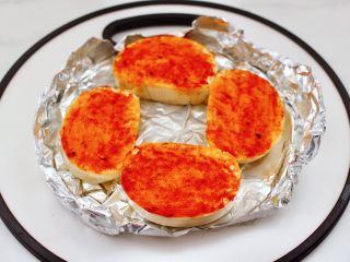 5、逆天好吃的馒头培根时蔬披萨,烤好的馒头片从炸锅取出来。