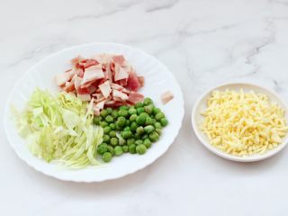 6、逆天好吃的馒头培根时蔬披萨,把培根切小丁，球菜切丝，青豆提前煮熟。