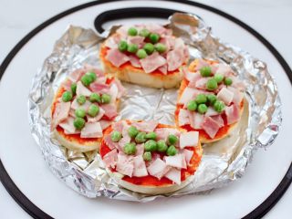 8、逆天好吃的馒头培根时蔬披萨,再码上煮熟的青豆。