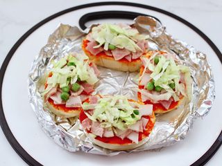 9、逆天好吃的馒头培根时蔬披萨,上面再铺上球菜丝。