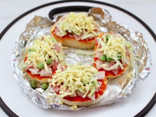 10、逆天好吃的馒头培根时蔬披萨,最后上面撒上芝士碎。