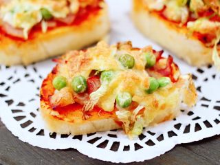 13、逆天好吃的馒头培根时蔬披萨,时间到烤好的馒头披萨出锅咯，趁热吃馒头底部酥酥脆脆的，奶香浓郁又香味浓郁。