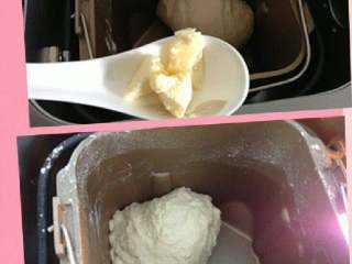 2、【芝心培根蘑菇披萨】,至扩展阶段，加入软化好的黄油。再一次启动和面。至完全阶段后启动发酵程序。