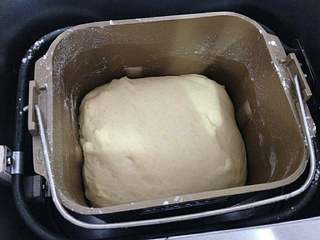 3、【芝心培根蘑菇披萨】,发酵至原来的二三倍大。