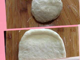 4、【芝心培根蘑菇披萨】, 把发酵好的面皮拿出来按压几下排气后，分成一大一小的团，放在板上松驰15分钟。把大在团用擀面杖擀成圆型状。