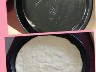 5、【芝心培根蘑菇披萨】,烤盘涂上一层黄油。把擀好的面皮放入烤盘，做成披萨皮的形状。