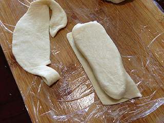 8、【芝心培根蘑菇披萨】, 包起来，把多余的面皮先切掉。