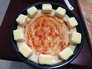 10、【芝心培根蘑菇披萨】,涂一层番茄酱或是披萨酱。