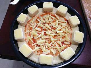 11、【芝心培根蘑菇披萨】, 撒一些奶酪。