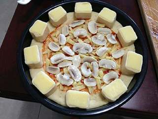 12、【芝心培根蘑菇披萨】, 再放上一层蘑菇（蘑菇要用少许橄榄油先煎熟一下）。