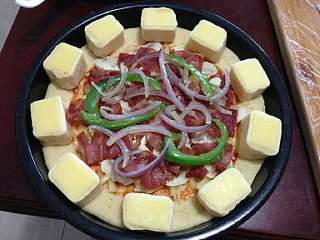 13、【芝心培根蘑菇披萨】, 再摆上培根和洋葱丝、青椒丝。（培根、洋葱丝、青椒丝要先煎熟炒断生）。