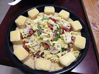 14、【芝心培根蘑菇披萨】,最上层再铺满奶酪。