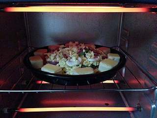 15、【芝心培根蘑菇披萨】,烤箱预热180度，上下火，中层，烤35分钟。（根据自家烤箱温度进行调整哦）