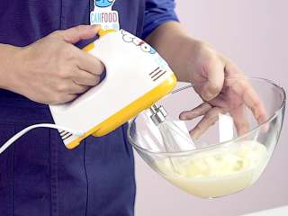 2、免烤甜品木糠杯,淡奶油用电动打蛋器打发