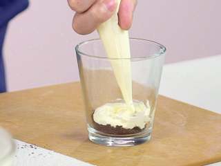 3、免烤甜品木糠杯,加入少许柠檬汁、盐混合均匀，装入裱花袋中备用