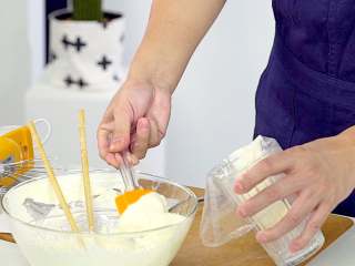 4、免烤甜品木糠杯,杯子里铺一层巧克力饼干碎，压实，再挤入一层奶油