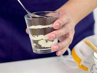 5、免烤甜品木糠杯,层层铺好