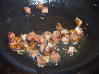 4、黄金蛋炒饭,锅内倒少量油烧热，下腊肠丁煸炒出香捞出放在碗里