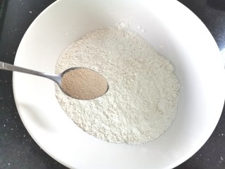 1、培根披萨,面粉中加入酵母粉，盐，白糖加入适量的温水搅拌均匀