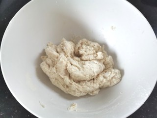 2、培根披萨,搅拌成没有干面粉